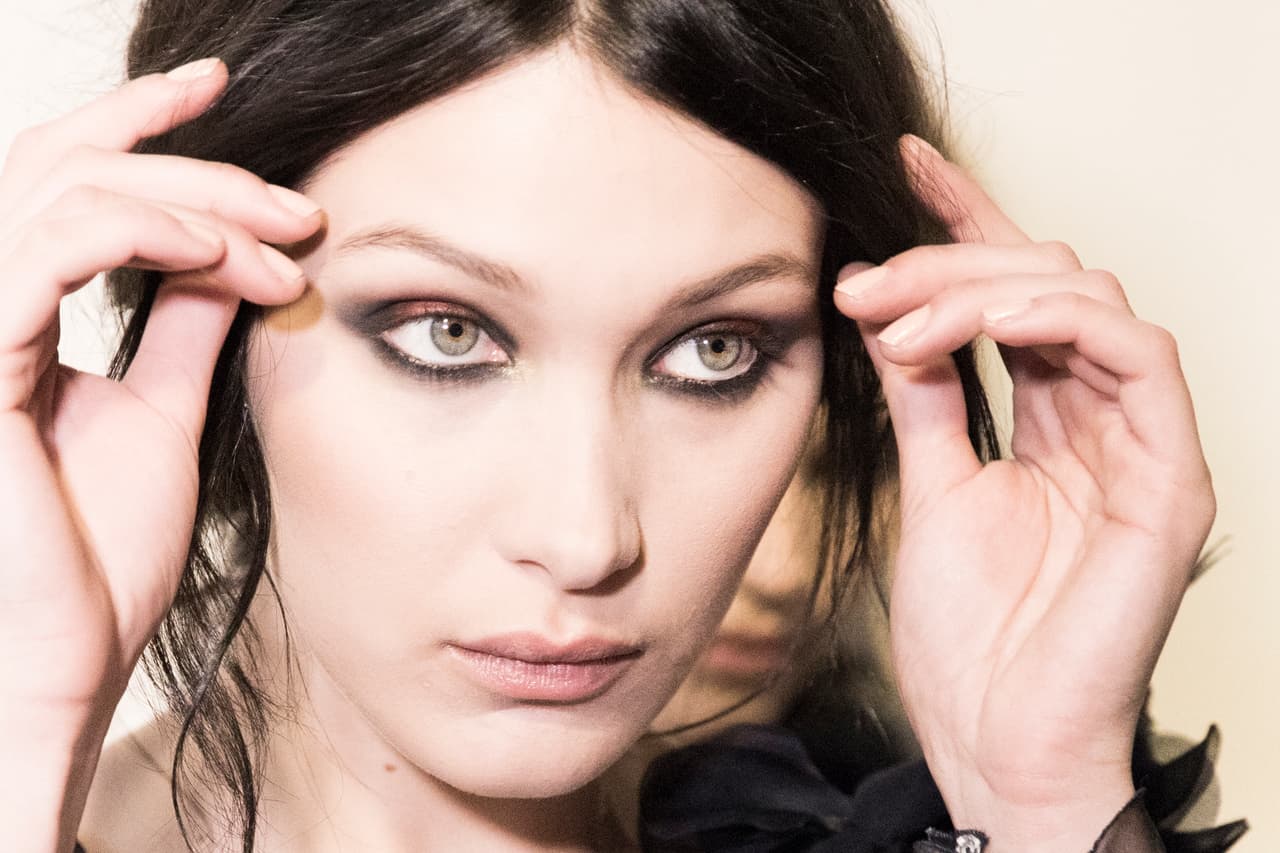 Bella Hadid revela la razón de por qué nunca sonríe en las fotos y muchas podemos identificarnos