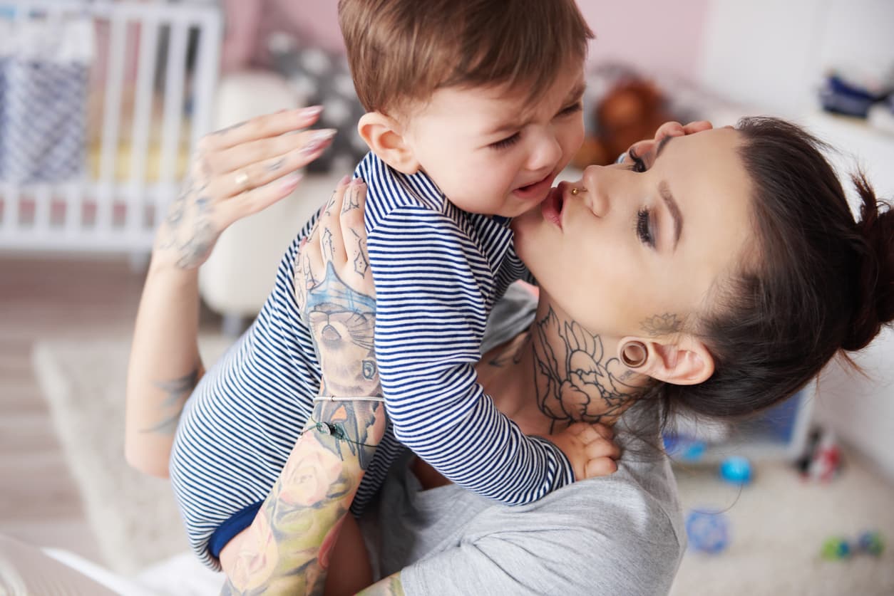 No dejes que nadie bese a tu bebé (aunque se enojen): 4 enfermedades que pueden contagiarle