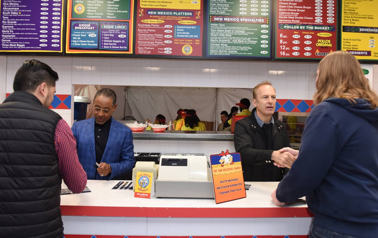 Las estrellas de Breaking Bad y Better Call Saul van a los Pollos Hermanos