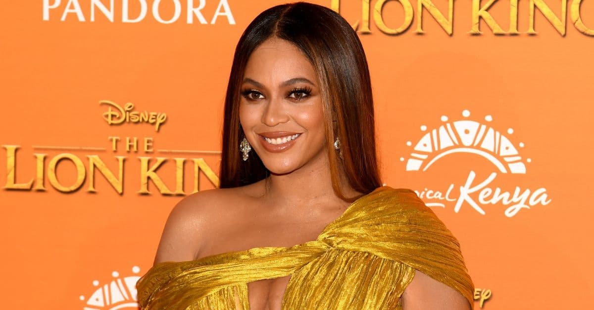 Beyoncé fascinó a todo internet con un vestido rojo estilo Betty Boop ¡La abertura en la pierna es altísima!