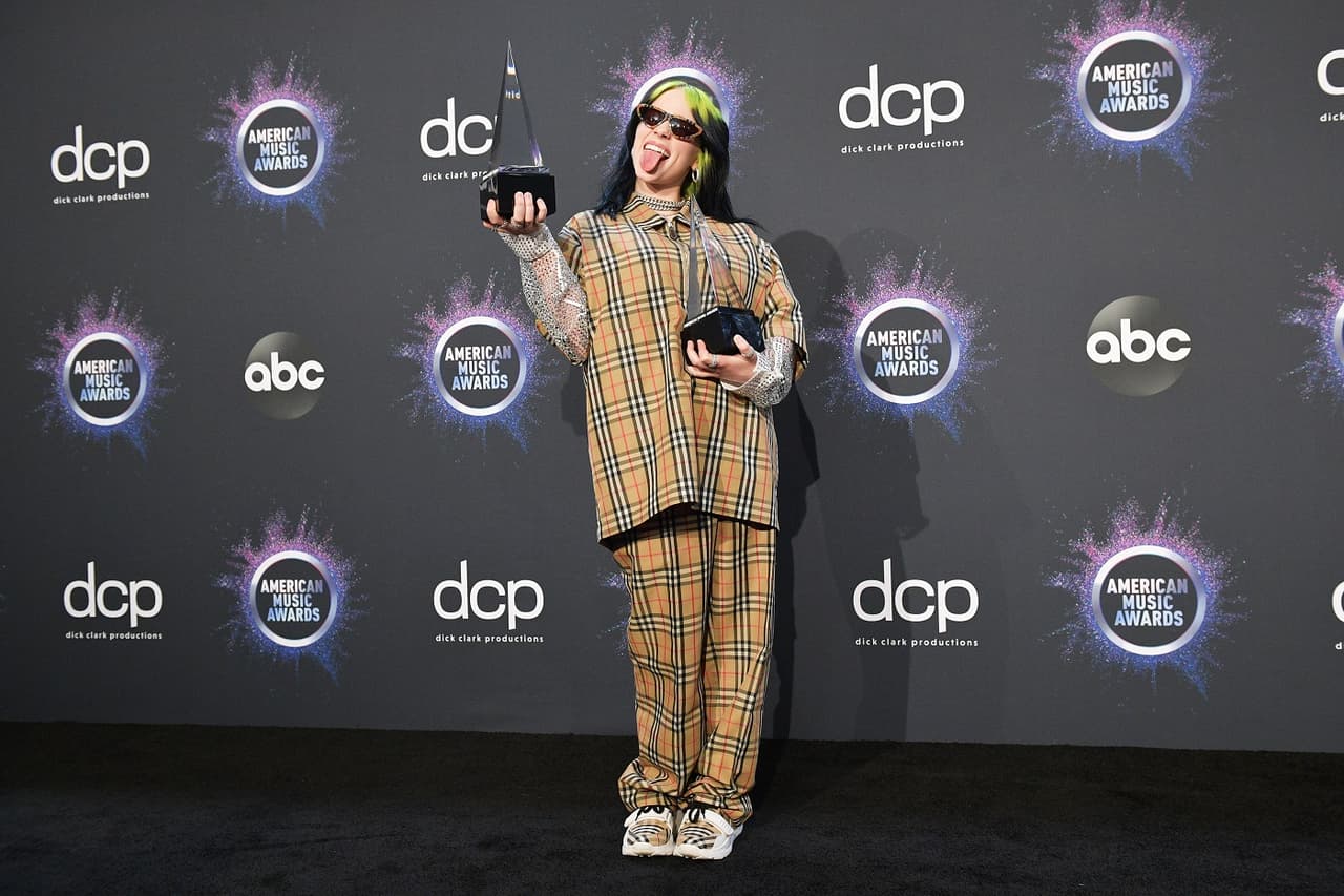 Billie Eilish no usa ropa holgada por moda y la razón te hará amarla aún más