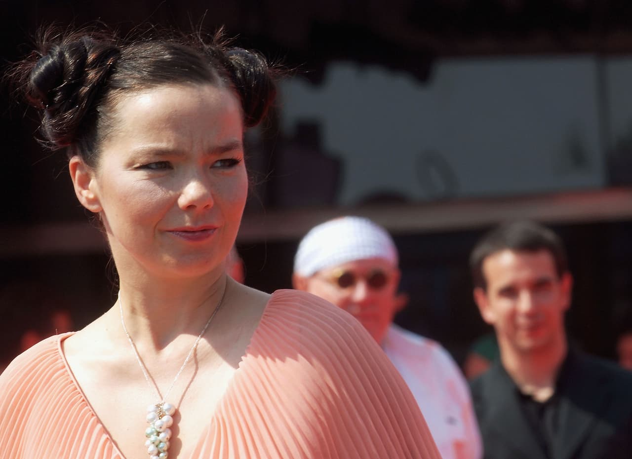 Estos videos musicales de la década de los 90 te harán decir: ¿a quién se le ocurrió algo así?