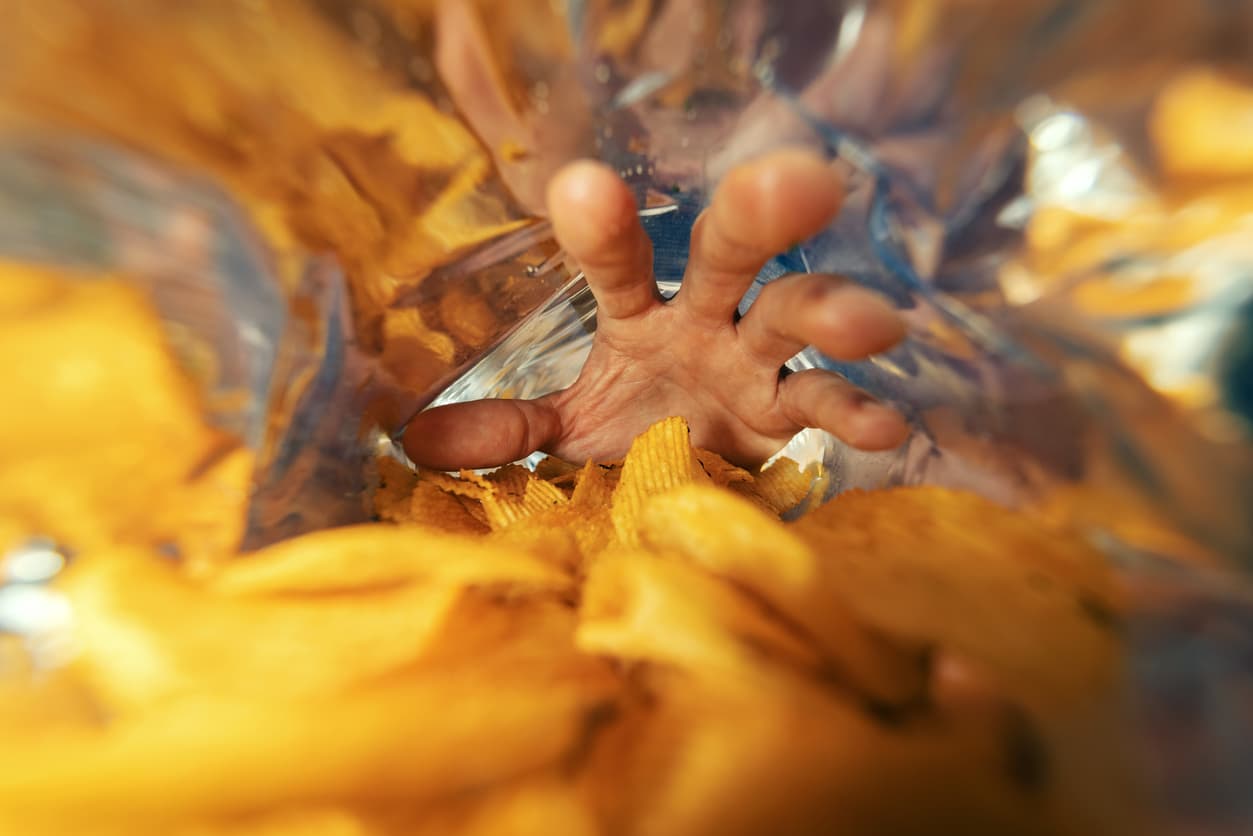 ¿Por qué las bolsas de papas tienen unos extraños círculos de colores? Te explicamos 