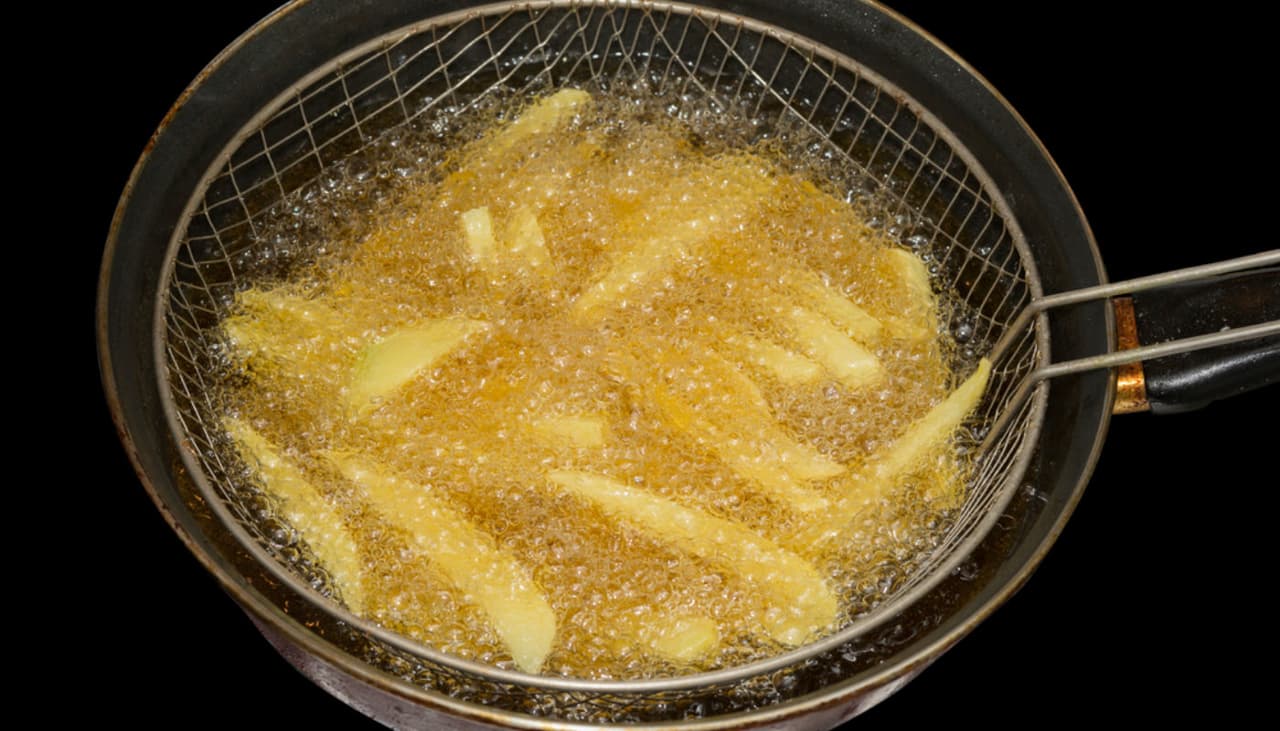 El truco con vinagre que promete ser la solución para hacer papas fritas secas y crocantes