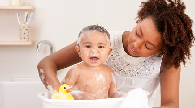 5 cosas que los padres no deben hacer al bañar a un recién nacido