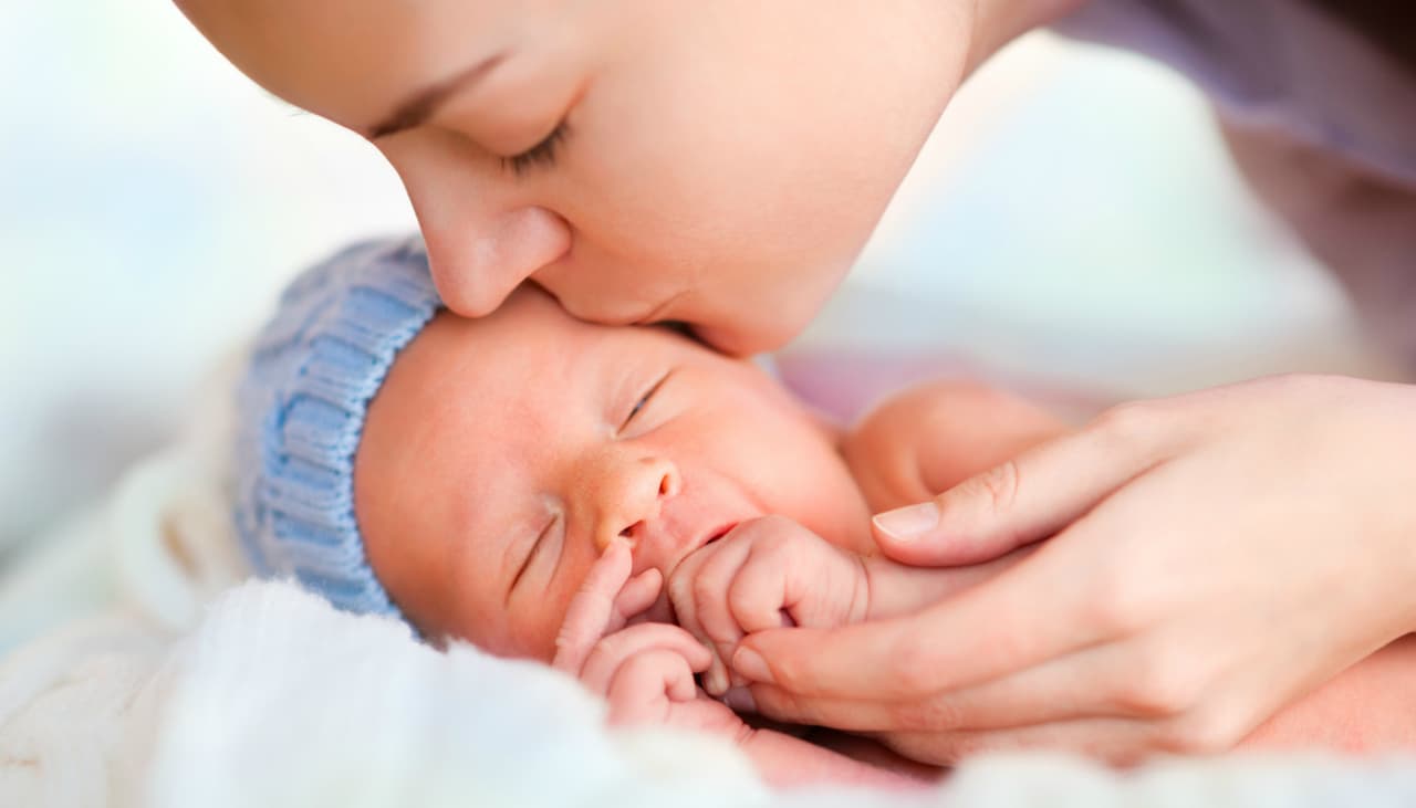 Pediatra enseña tips en 4 etapas para que tu niño se duerma a la hora correcta