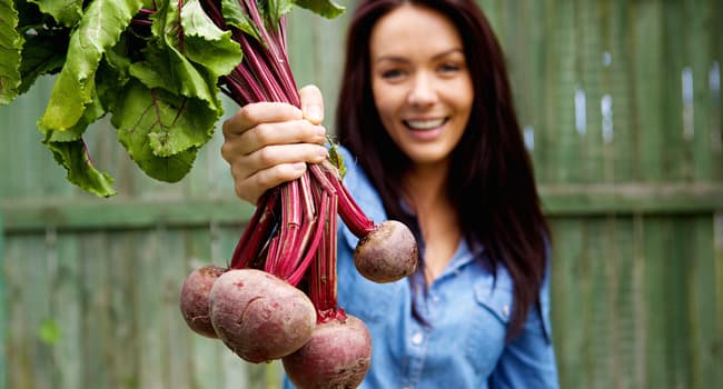 Cambios que puedes notar inmediatamente tras comer remolacha: desde las mejillas hasta la orina