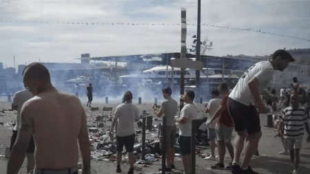 Euro 2016: fanáticos ingleses y rusos descargan su violencia incluso contra niños mendigos