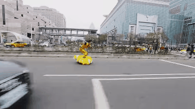 Así es como Goku tomó por asalto las calles de Taiwán en su hoverboard, digo, en su Nimbus