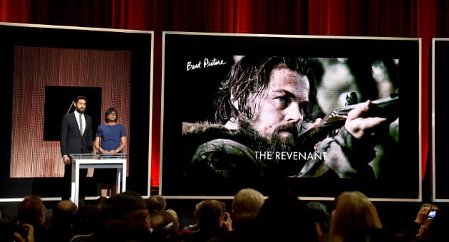 12 gifs e imágenes que muestran la relación entre Leonardo Di Caprio y el premio Óscar que aún no ha ganado