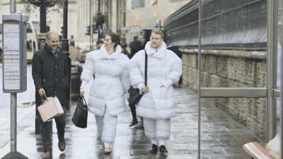 Usa tu frazada como un traje para hacer de cuenta que nunca saliste de la cama, ¡así!