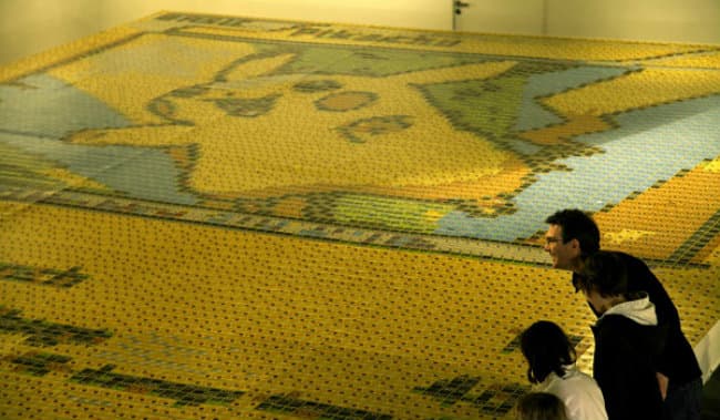 ¿Cuántas tarjetas de Pokémon se necesitan para crear la más grande en la historia? Descubre lo que hicieron para el 20 aniversario