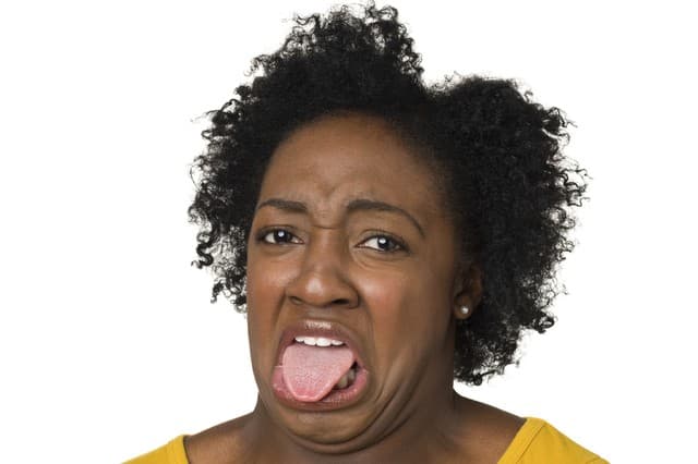 ¿Por qué el jugo de naranja sabe tan mal después de lavarnos los dientes?