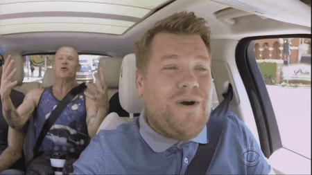 ¡A pasarla bien y sacarse la camiseta con los Red Hot Chili Peppers en el auto!