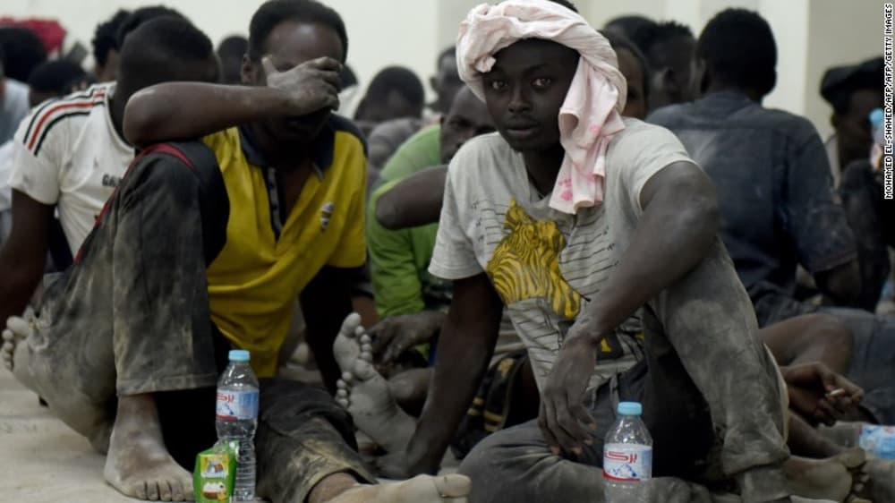 Arrestan en Egipto a 4 tripulantes de una balsa hundida que terminó con 50 migrantes muertos