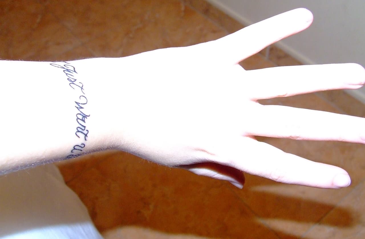 Una frase importante en la muñeca de Alba