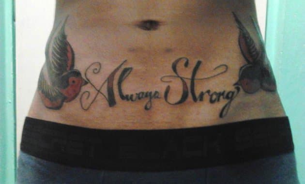 Tattoos de frases y golondrinas: el envío de Luis