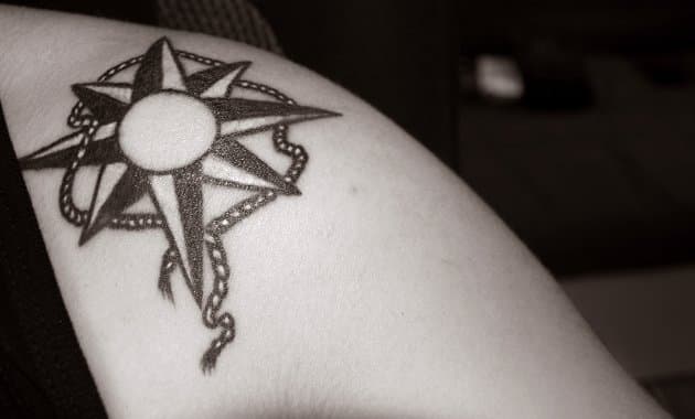 Tattoos de la Rosa de los Vientos: el diseño de Ainhoa