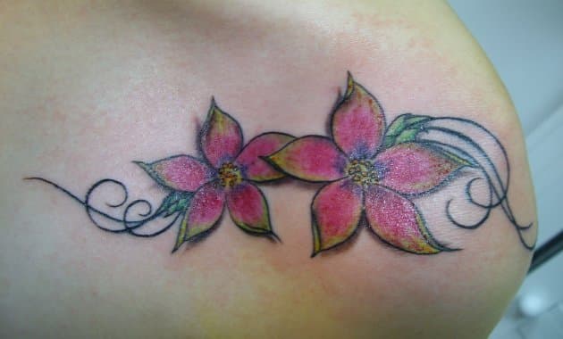 Tatuajes femeninos: las delicadas flores de Belinda