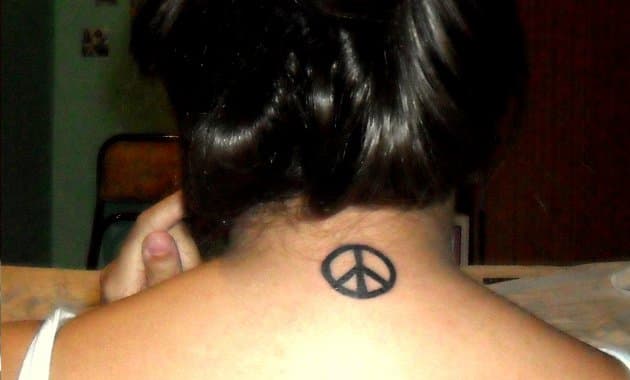 Tatuajes de símbolos: amor y paz para Luz