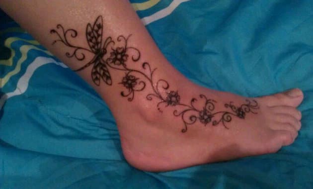 Flores y libélulas en la piel de Mon