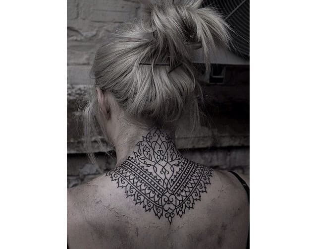 11 diseños de tatuajes black and grey para llevar en la nuca y espalda