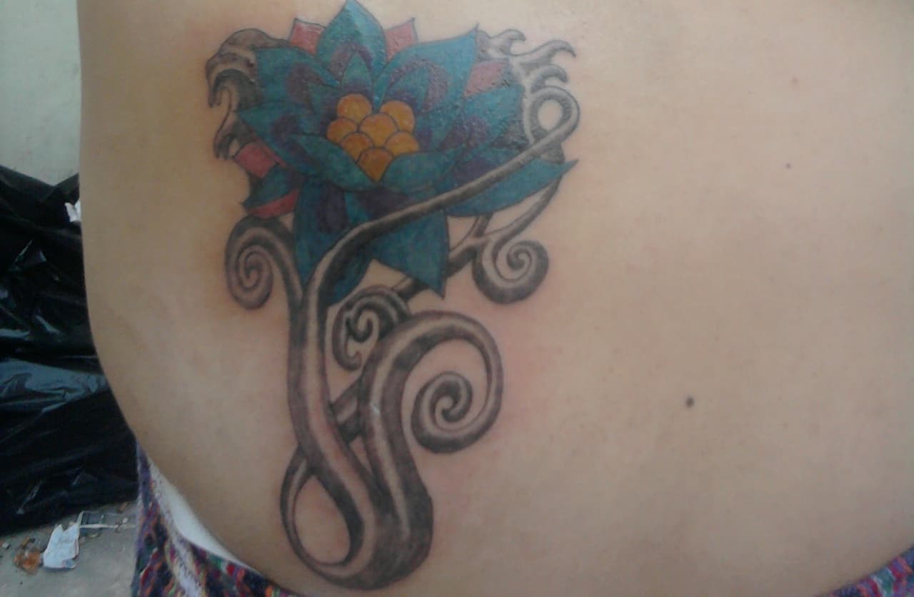 Flor de loto + tribal en la espalda de Yessica