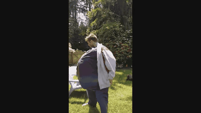 ¿Logrará entrar al cine haciéndose pasar por un hombre muy gordo cuando en realidad... son dos personas?