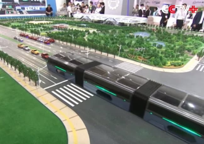 Descubre el autobús del futuro que evitará el tránsito pesado, ¡porque pasa por encima de los autos!