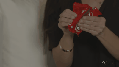 Vamos a reírnos con esta dramática demostración de Kourtney Kardashian NO devorando un Kit Kat