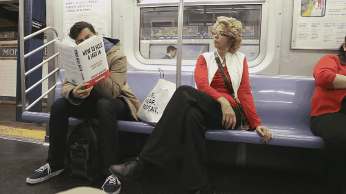 "Leyendo libros falsos en el tren" es un video graciosísimo y perfectamente inapropiado