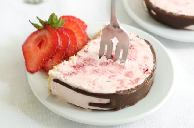 Te sorprenderá lo sencillo que es preparar este pastel congelado de fresas (olvida el horno)