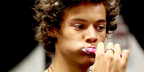 Estas son 5 acciones básicas para cuidar tus dientes que no debes olvidar (sin importar tu edad)