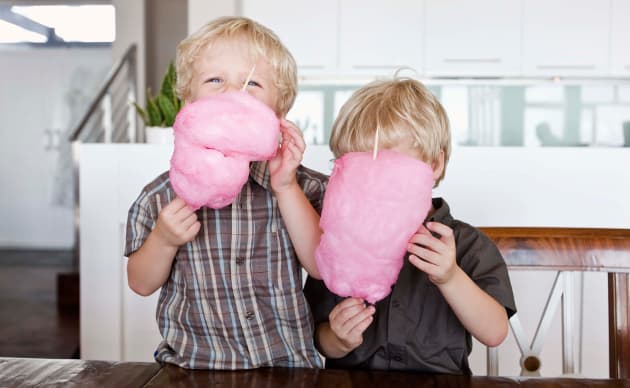 Las 13 mejores cosas de ser el hermano menor