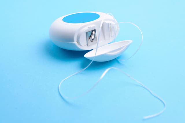 Investigación científica sugiere que todo ese tiempo que gastaste usando hilo dental no sirve de nada