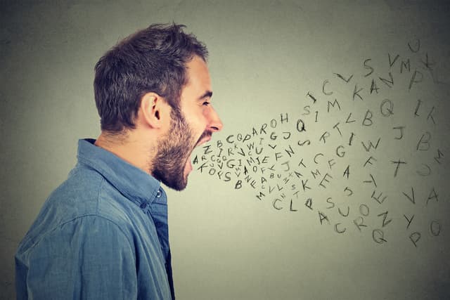 Según este estudio, las personas que se la pasan señalando los errores gramaticales de los demás son aún más idiotas de lo que creíamos