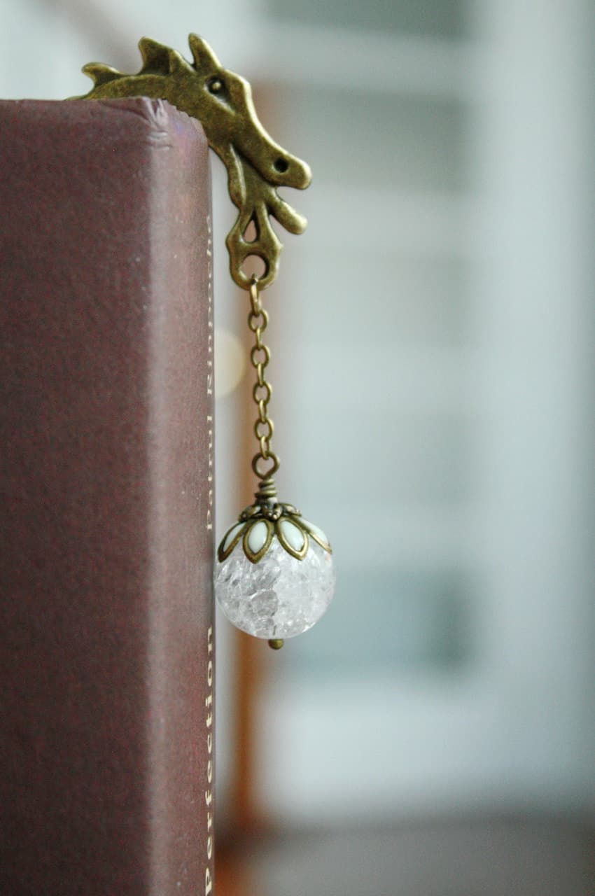 ¡Mágicos! Estos marcadores de libros brillan en la oscuridad, y te fascinarán