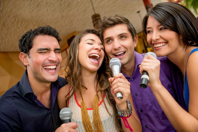 29 canciones en español que son cliché del karaoke (e igual seguiremos cantando)