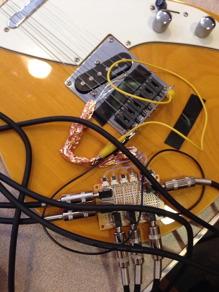 Conoce la Kellycaster, una guitarra accesible e inclusiva capaz de tocarse con un único dedo