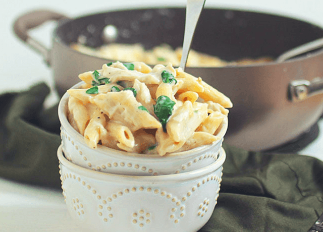 Esta combinación de pasta, espinaca y tocino es tan irresistible que no podrás verla sin hacerla