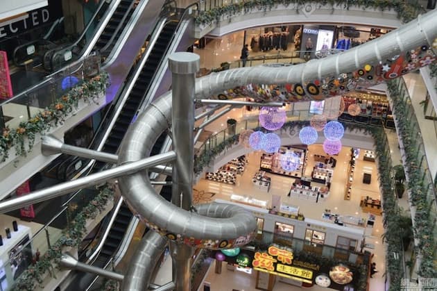 Este centro comercial en Shangai tiene un tobogán para bajar sus 5 pisos y no sabemos si es genial o la muerte