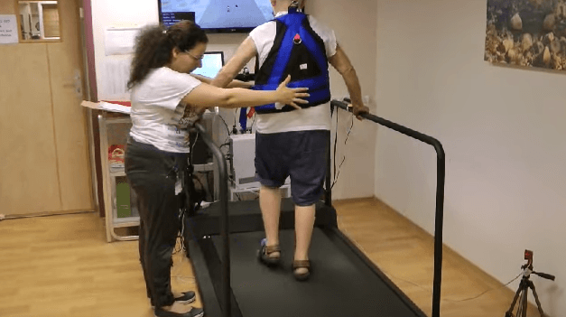 Así es como la realidad virtual puede ayudar a que las personas mayores no se caigan