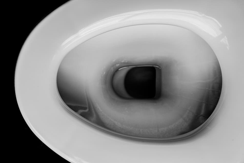 ¡No lo hagas! Esto es lo que sucede cuando colocas sodio dentro del inodoro