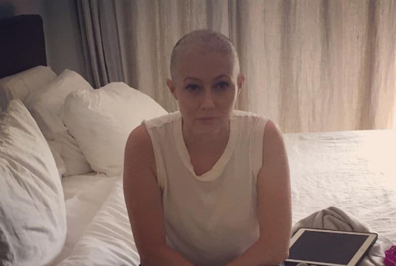 Estos tratamientos la llevaron a padecer pérdida de cabello, lo cual finalmente la convenció en raparse con ayuda de una amiga, quien logró hacer que el trago amargo no fuera tan abrumador.