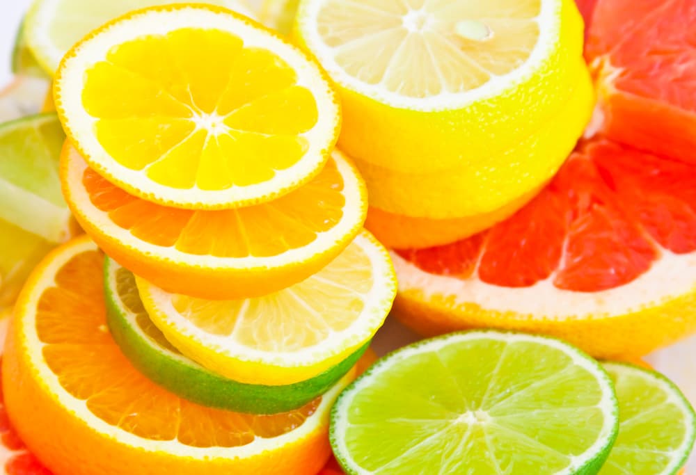 No deberías colocar rodajas de limón en tus bebidas, y esta es la razón...