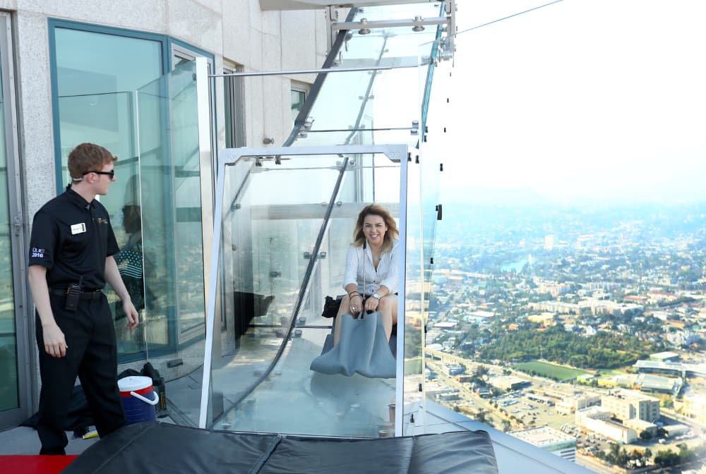 Hoy te llevamos a Skyslide, el impactante tobogán transparente. ¿Te subes?