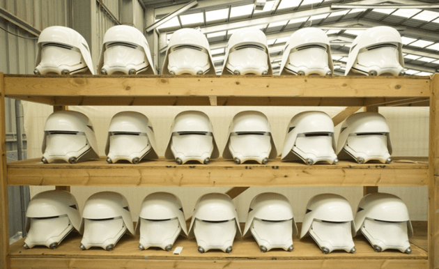 No todo es glamour: así se ven los vestuarios de los Stormtroopers en Star Wars: The Force Awakens