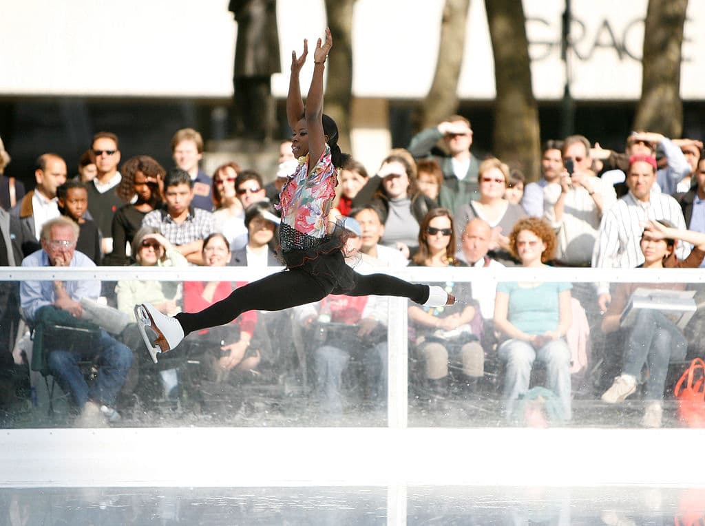Conoce a Surya Bonaly, la única patinadora sobre hielo que ha logrado hacer un salto hacia atrás