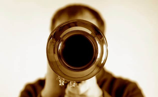 Si estás planeando tu boda, no invites a este trompetista