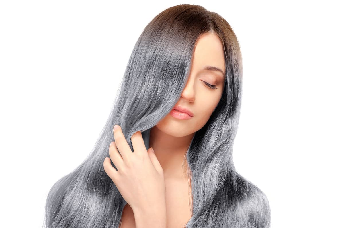 El balayage con tonos platinados o grises llegó para destronar a cualquier otro estilo